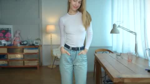 Snapshot of solar_bella chatting on February 24, 2025, 10:59 am Bella online show from February 24, 2025, 10:59 am