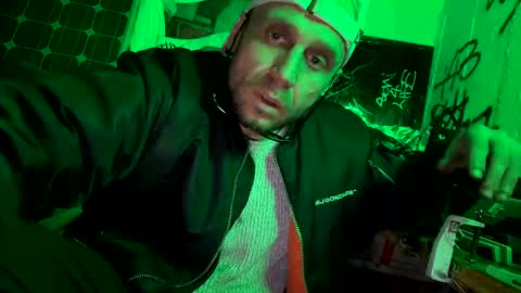 Snapshot of son_e_blacc chatting on December 6, 2024, 9:32 am Soni online show from December 6, 2024, 9:32 am