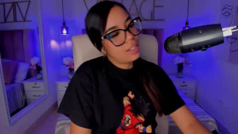 Sophie Hill  online show from November 3, 2025, 7:59 pm