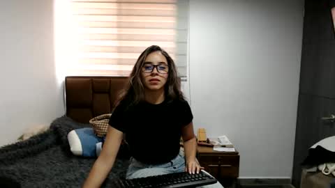 sophie_fox2 online show from May 23, 2026, 7:40 pm
