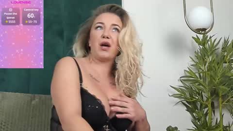 sophie_maeve online show from October 15, 2025, 4:12 am