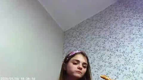 Snapshot of sophiesuvi chatting on January 5, 2025, 8:21 pm Sophie and my bestie Mandy online show from January 5, 2025, 8:21 pm
