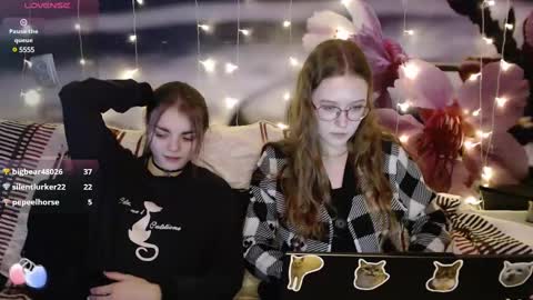 Snapshot of sophiesuvi chatting on February 22, 2025, 1:13 pm Sophie and my bestie Mandy online show from February 22, 2025, 1:13 pm