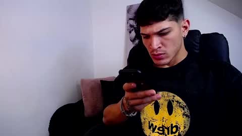 Snapshot of soyraydimarco_ chatting on December 27, 2024, 6:20 pm RayDimarco independent model online show from December 27, 2024, 6:20 pm