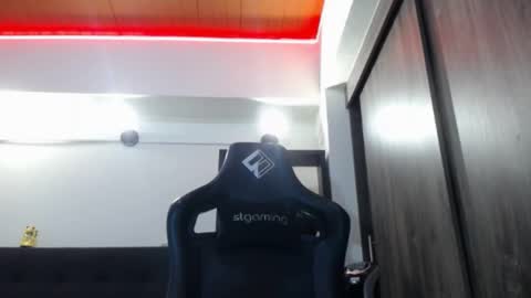 Snapshot of spartacus_cam chatting on May 27, 2026, 5:26 am online show from May 27, 2026, 5:26 am