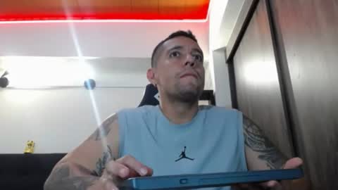 Snapshot of spartacus_cam chatting on June 18, 2026, 4:57 am online show from June 18, 2026, 4:57 am