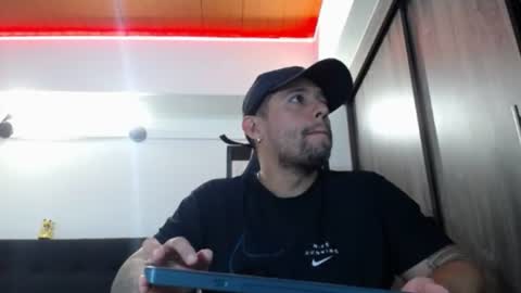 Snapshot of spartacus_cam chatting on July 28, 2026, 5:25 am online show from July 28, 2026, 5:25 am