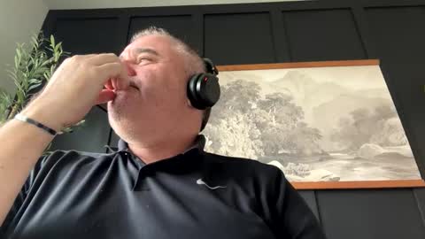 sprtsnut33 online show from December 1, 2025, 7:19 pm