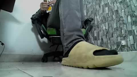 Snapshot of srfindomfeet_ chatting on January 16, 2025, 8:00 am sr master cum its my old account online show from January 16, 2025, 8:00 am