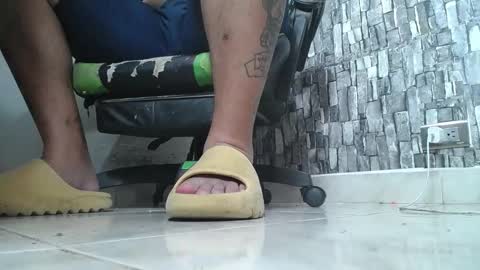 Snapshot of srfindomfeet_ chatting on September 13, 2025, 6:40 pm sr master cum its my old account online show from September 13, 2025, 6:40 pm