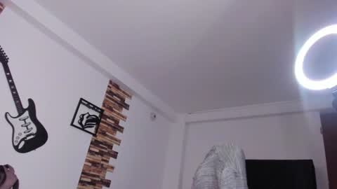 Snapshot of srta_fox chatting on February 5, 2025, 1:44 pm Srta. Fox online show from February 5, 2025, 1:44 pm