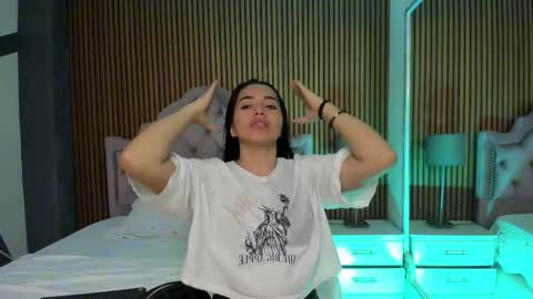 Snapshot of starbutterflyy_ chatting on November 4, 2025, 4:00 am STAR online show from November 4, 2025, 4:00 am