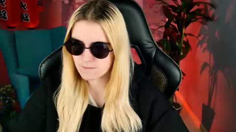 stef_nicks online show from October 5, 2025, 6:12 am