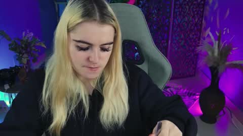 stef_nicks online show from October 6, 2025, 6:22 am