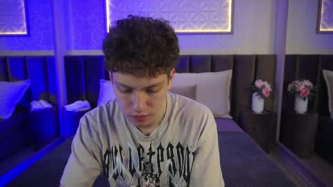 Esrefan online show from April 1, 2026, 8:39 pm