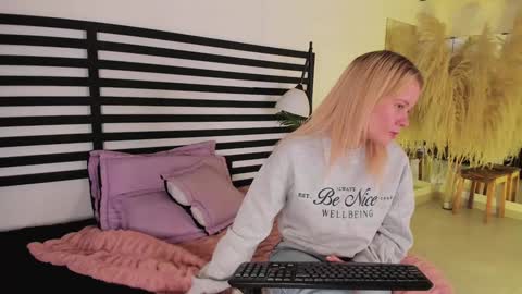 Stefanny   online show from January 7, 2025, 12:20 pm