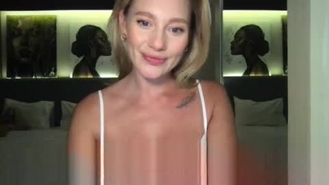 Stella online show from October 19, 2025, 1:23 pm