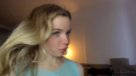 Snapshot of stella_vans chatting on December 15, 2024, 9:13 am Asella online show from December 15, 2024, 9:13 am