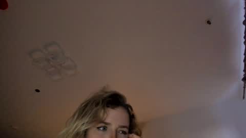 Snapshot of stella_vans chatting on December 21, 2024, 12:27 pm Asella online show from December 21, 2024, 12:27 pm
