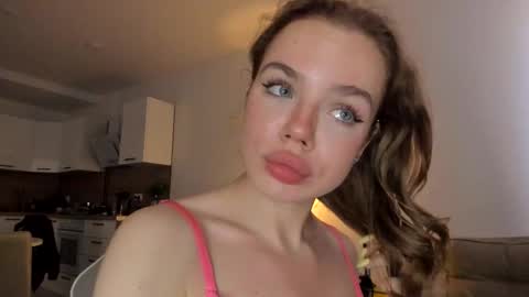 Snapshot of stella_vans chatting on September 17, 2025, 7:32 am Asella online show from September 17, 2025, 7:32 am