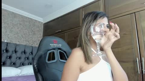 Estella online show from January 3, 2025, 11:12 pm