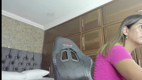 Estella online show from January 4, 2025, 10:55 pm