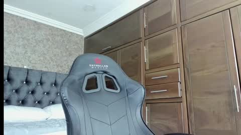 Estella online show from January 8, 2025, 1:53 am