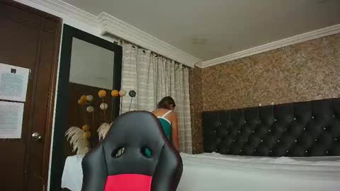 Estella online show from September 15, 2025, 10:21 pm