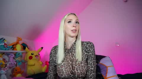 Snapshot of stellacinderella chatting on October 19, 2025, 1:23 pm StellaCinderella online show from October 19, 2025, 1:23 pm