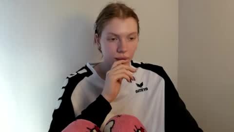 Snapshot of stellaswen chatting on November 3, 2025, 9:43 am S T E L L A online show from November 3, 2025, 9:43 am