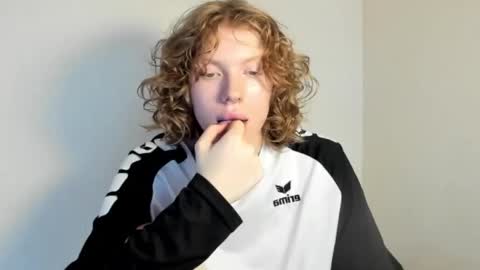 Snapshot of stellaswen chatting on November 4, 2025, 8:13 am S T E L L A online show from November 4, 2025, 8:13 am