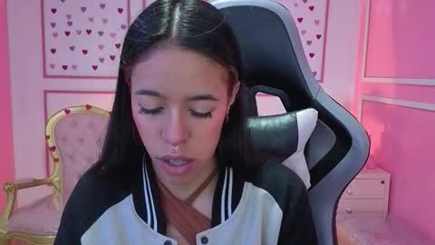 Stephania online show from October 7, 2025, 12:24 pm