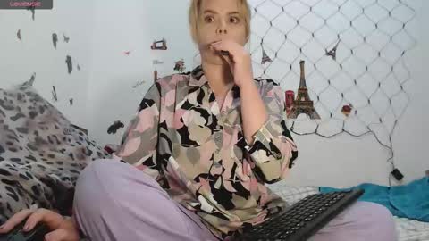 Snapshot of stephaniewild chatting on October 2, 2025, 9:38 am Stephanie online show from October 2, 2025, 9:38 am