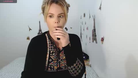 Snapshot of stephaniewild chatting on October 17, 2025, 10:07 am Stephanie online show from October 17, 2025, 10:07 am