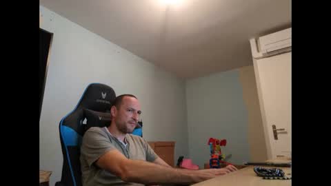 Snapshot of stickolive1 chatting on September 17, 2025, 8:43 pm stickolive1 online show from September 17, 2025, 8:43 pm