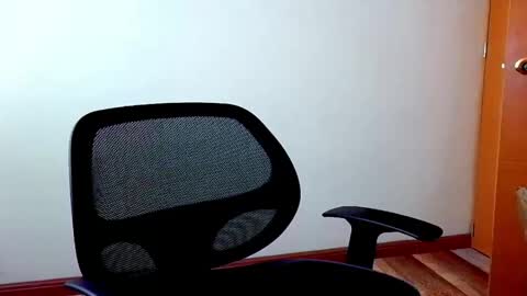 stiven253958 online show from April 15, 2026, 5:31 pm