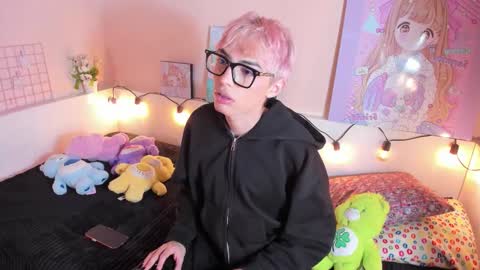 strawberry_kitty_ online show from November 17, 2025, 3:56 am