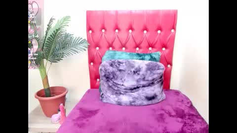 strawberry_lipz online show from September 29, 2025, 4:28 am