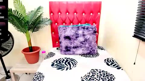 strawberry_lipz online show from October 7, 2025, 8:00 am