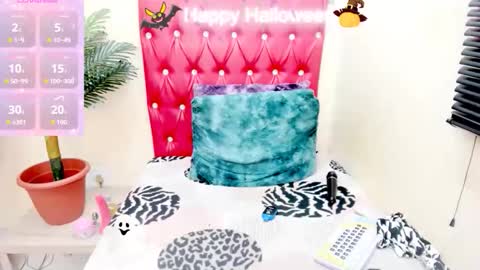 strawberry_lipz online show from October 31, 2025, 11:50 pm