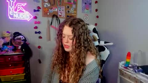 Snapshot of strwbby chatting on February 11, 2026, 5:12 am Strwbby online show from February 11, 2026, 5:12 am