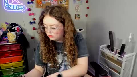 Snapshot of strwbby chatting on February 17, 2026, 5:15 am Strwbby online show from February 17, 2026, 5:15 am