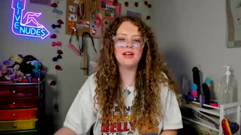 Snapshot of strwbby chatting on July 2, 2026, 3:23 am Strwbby online show from July 2, 2026, 3:23 am