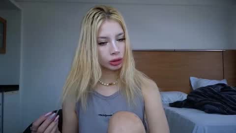 Sofa online show from March 14, 2026, 1:27 pm