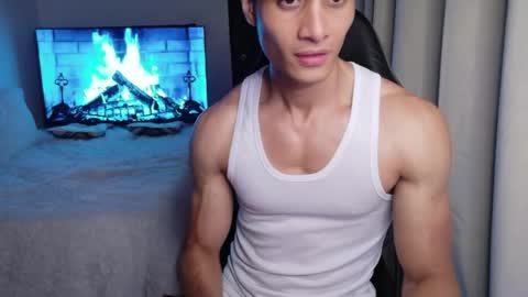 stylish man online show from April 24, 2026, 11:18 pm