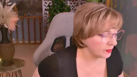 Vivien online show from November 27, 2025, 1:24 pm