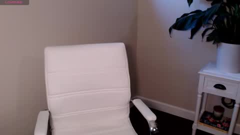 Mia online show from September 17, 2025, 1:35 pm