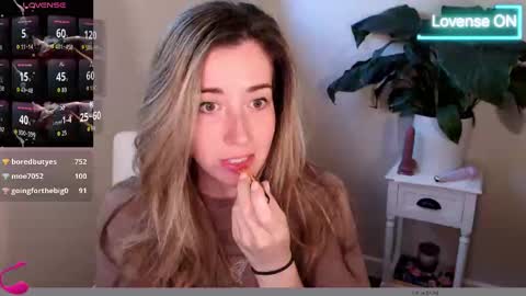 Mia online show from October 6, 2025, 1:52 pm