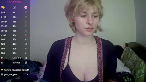 Snapshot of suicunebitch chatting on January 4, 2025, 10:49 am Ophelia online show from January 4, 2025, 10:49 am