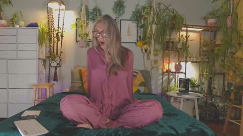 Hi Im Sunnie - Next show Friday August 1 online show from January 6, 2026, 4:49 am